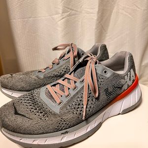 Hoka size 6.5 tennis shoes